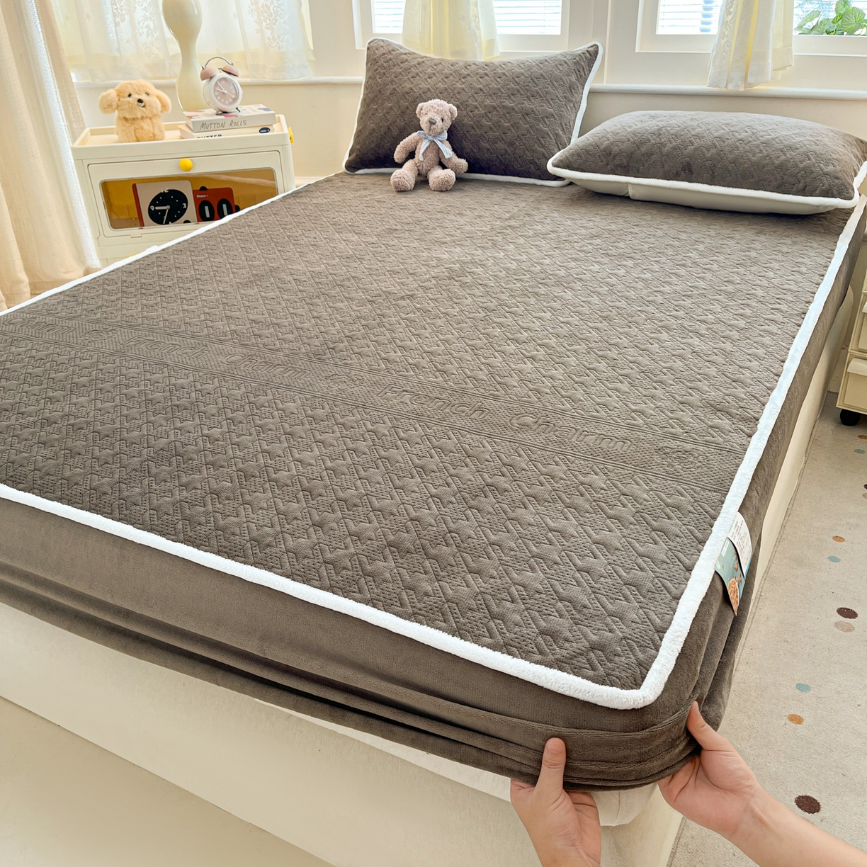 91家纺网 家纺一手货源 找家纺 （总）卡伦家纺 2025新款抗菌雕花牛奶绒千鸟格夹棉床笠系列