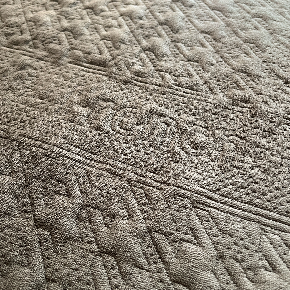 91家纺网 家纺一手货源 找家纺 卡伦家纺 2025新款抗菌雕花牛奶绒千鸟格夹棉床笠系列 千鸟格床笠-淡灰