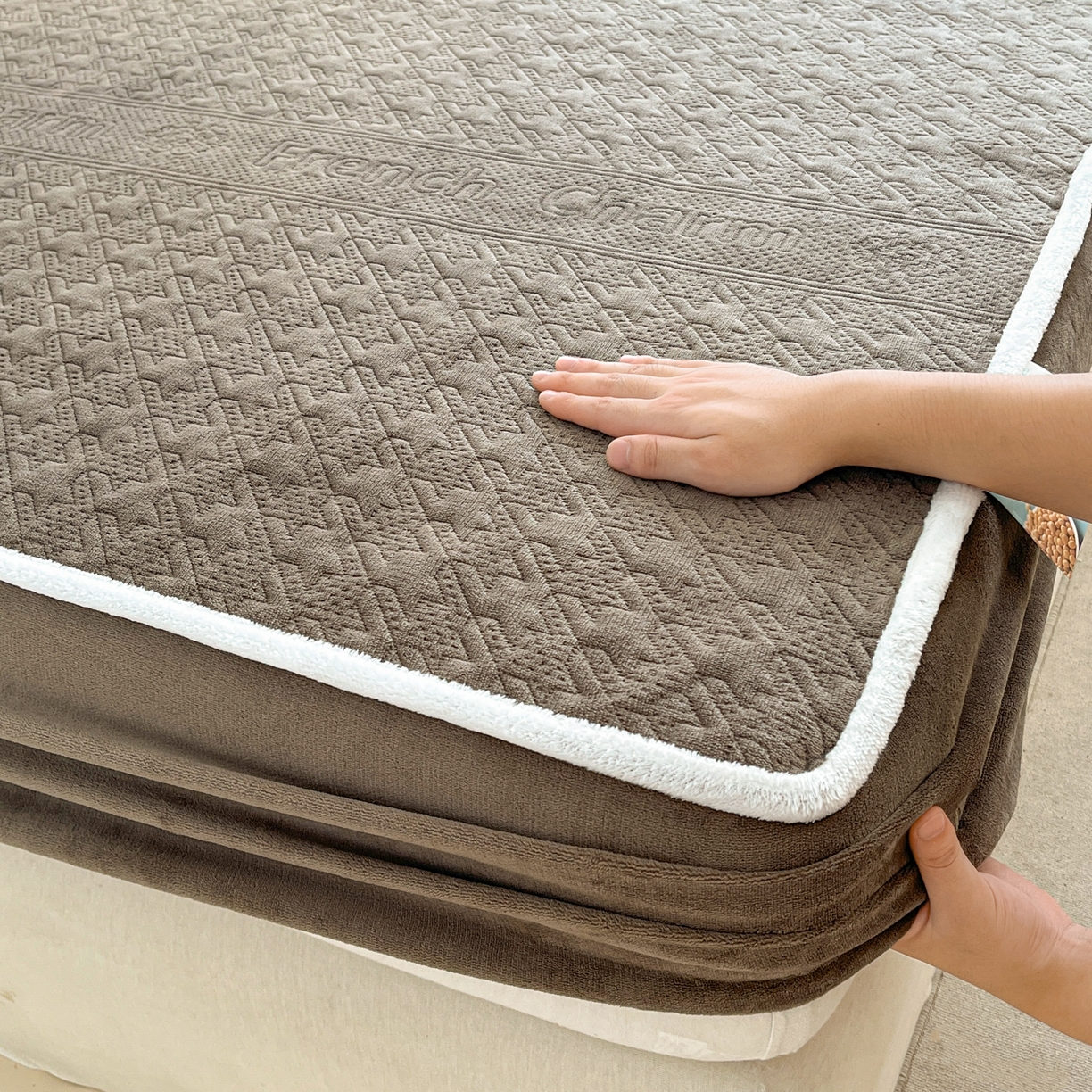 91家纺网 家纺一手货源 找家纺 卡伦家纺 2025新款抗菌雕花牛奶绒千鸟格夹棉床笠系列 千鸟格床笠-淡灰