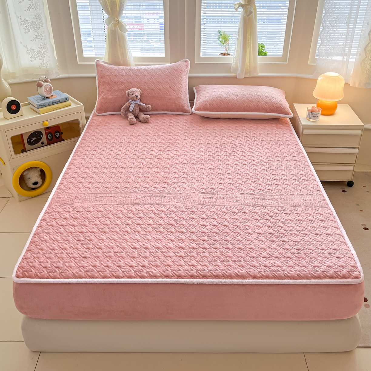 91家纺网 家纺一手货源 找家纺 卡伦家纺 2025新款抗菌雕花牛奶绒千鸟格夹棉床笠系列 千鸟格床笠-粉