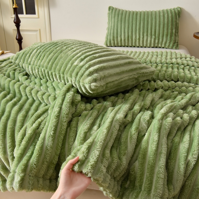 91家纺网 家纺一手货源 找家纺 圣靓 2025新款高克重牛奶绒抽条毛毯 抹茶