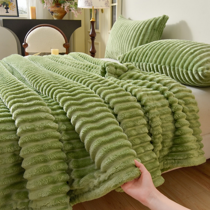 91家纺网 家纺一手货源 找家纺 圣靓 2025新款高克重牛奶绒抽条毛毯 抹茶