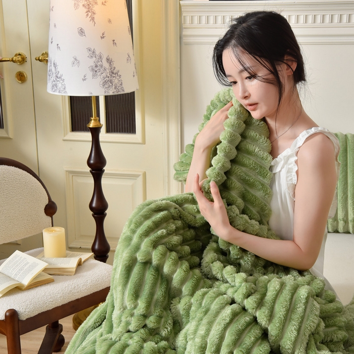 91家纺网 家纺一手货源 找家纺 圣靓 2025新款高克重牛奶绒抽条毛毯 抹茶