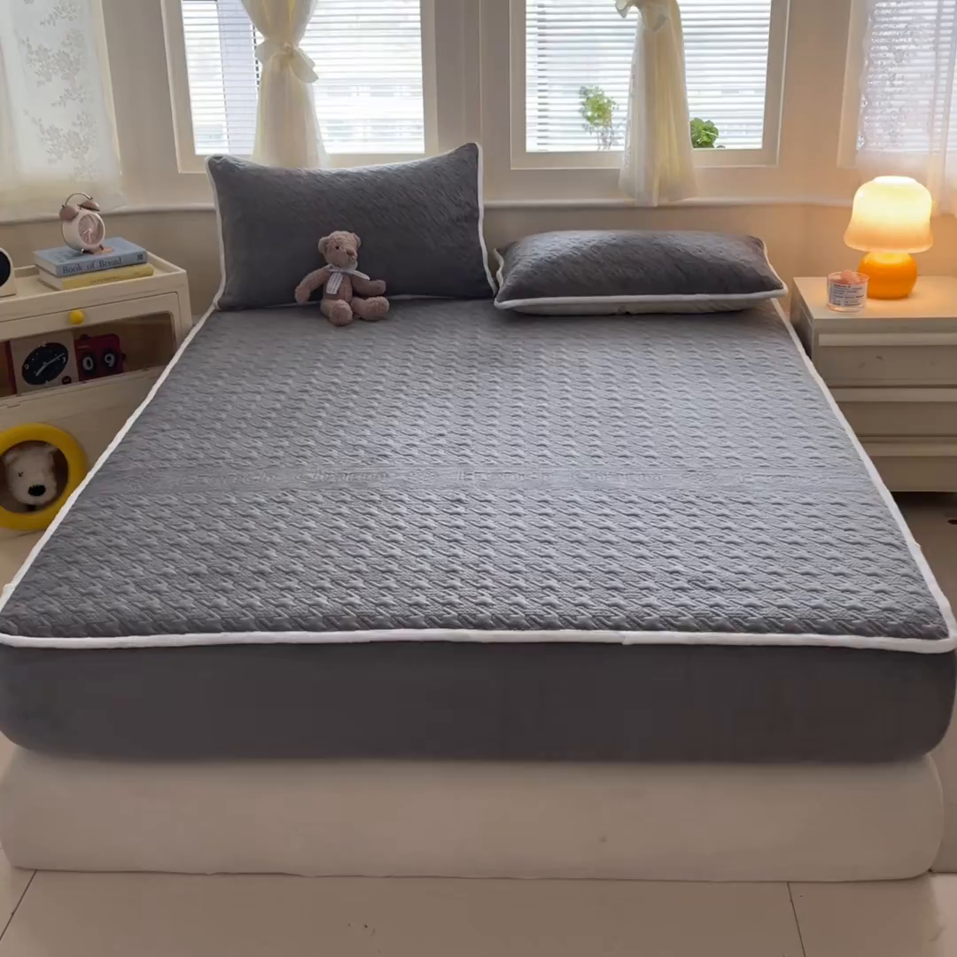 91家纺网 家纺一手货源 找家纺 卡伦家纺 2025新款抗菌雕花牛奶绒千鸟格夹棉床笠系列 千鸟格床笠-灰