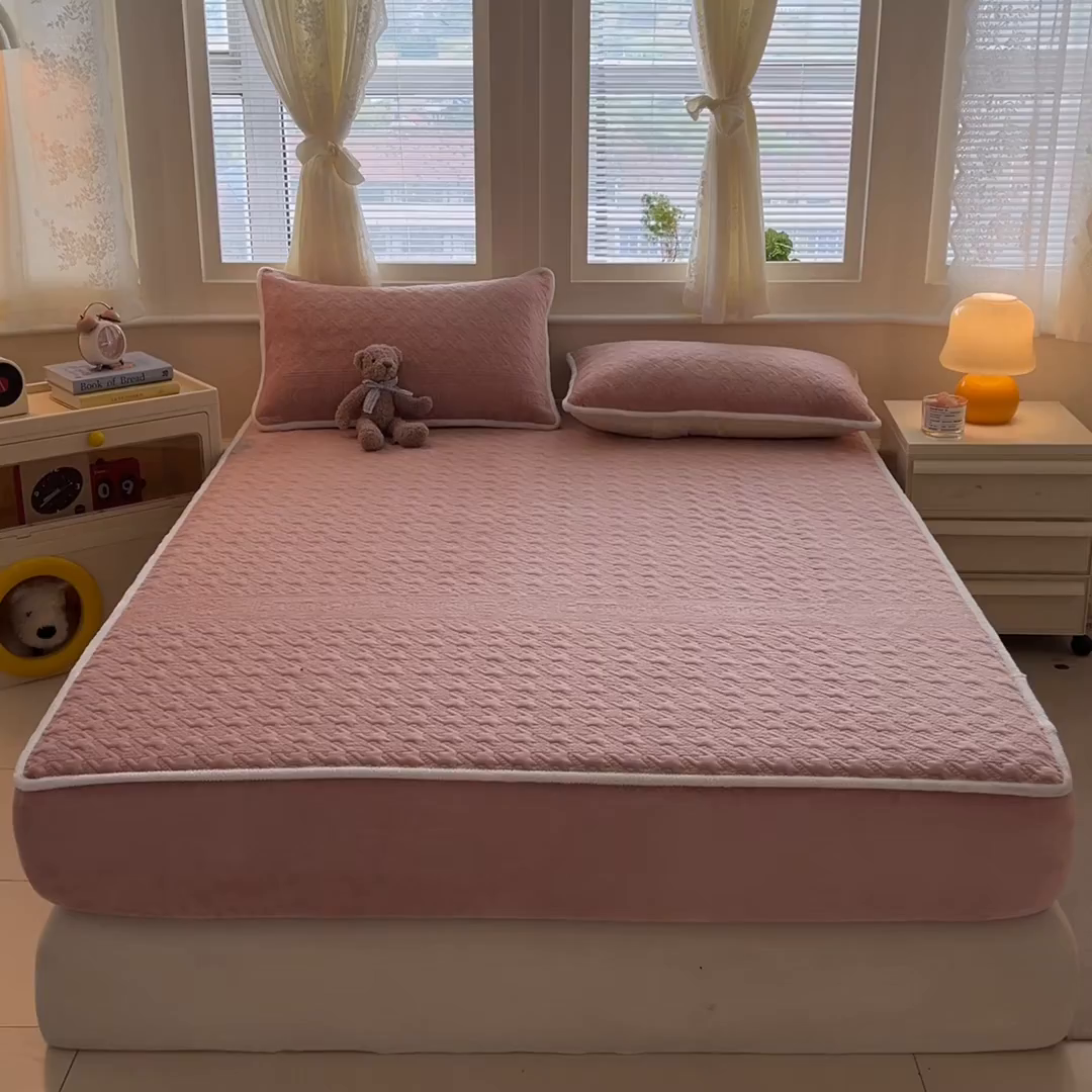 91家纺网 家纺一手货源 找家纺 卡伦家纺 2025新款抗菌雕花牛奶绒千鸟格夹棉床笠系列 千鸟格床笠-粉