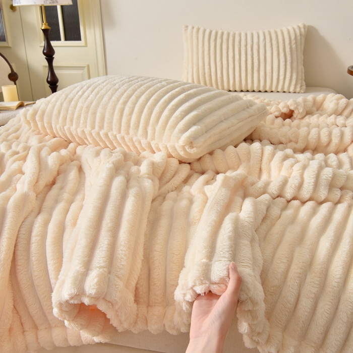 91家纺网 家纺一手货源 找家纺 圣靓 2025新款高克重牛奶绒抽条毛毯 奶白