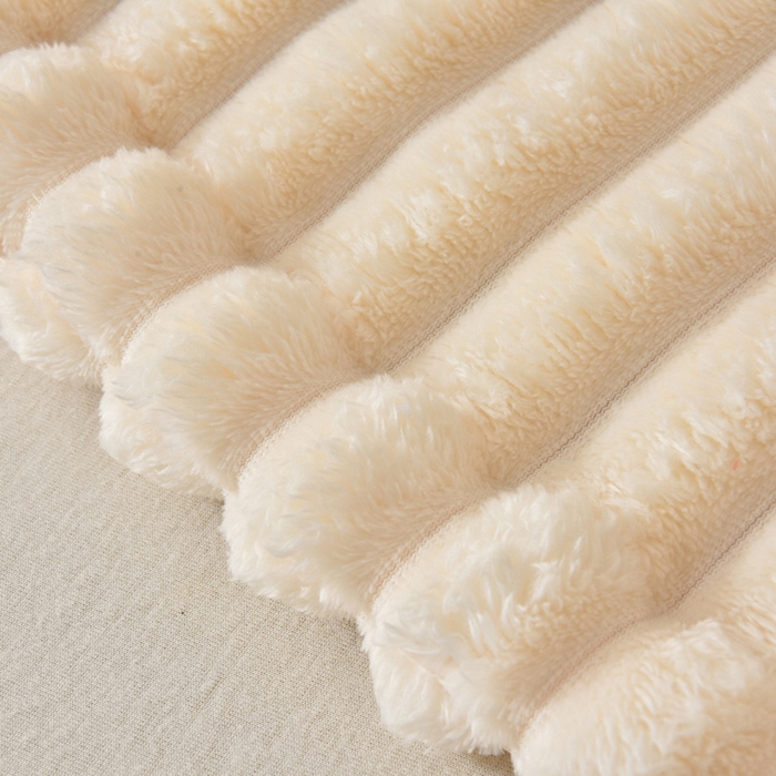 91家纺网 家纺一手货源 找家纺 圣靓 2025新款高克重牛奶绒抽条毛毯 奶白