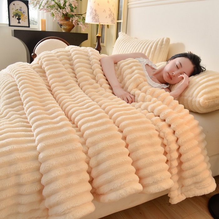 91家纺网 家纺一手货源 找家纺 圣靓 2025新款高克重牛奶绒抽条毛毯 奶白