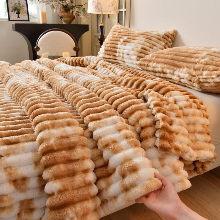 91家纺网 家纺一手货源 找家纺 圣靓 2025新款高克重牛奶绒抽条毛毯 暖心咖