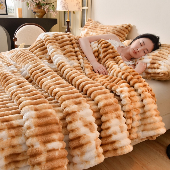 91家纺网 家纺一手货源 找家纺 圣靓 2025新款高克重牛奶绒抽条毛毯 暖心咖