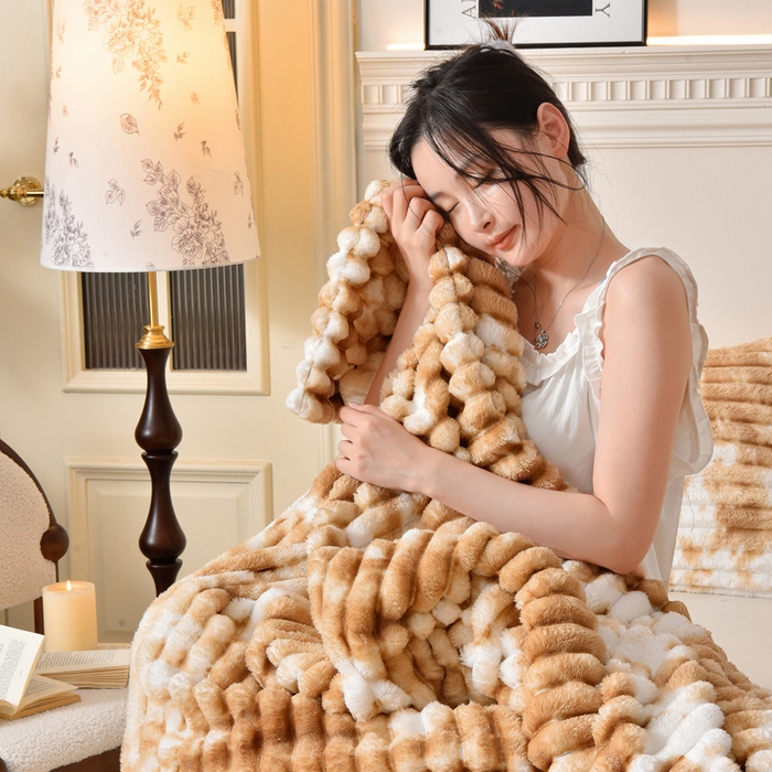 91家纺网 家纺一手货源 找家纺 圣靓 2025新款高克重牛奶绒抽条毛毯 暖心咖