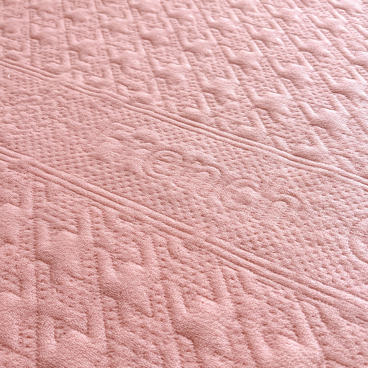 91家纺网 家纺一手货源 找家纺 卡伦家纺 2025新款抗菌雕花牛奶绒千鸟格夹棉床笠系列 千鸟格床笠-粉