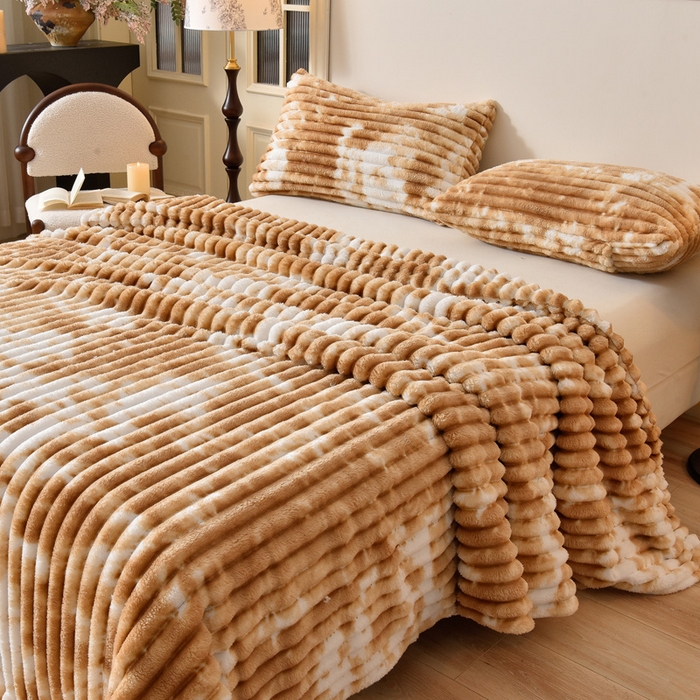 91家纺网 家纺一手货源 找家纺 圣靓 2025新款高克重牛奶绒抽条毛毯 暖心咖