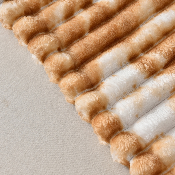 91家纺网 家纺一手货源 找家纺 圣靓 2025新款高克重牛奶绒抽条毛毯 暖心咖