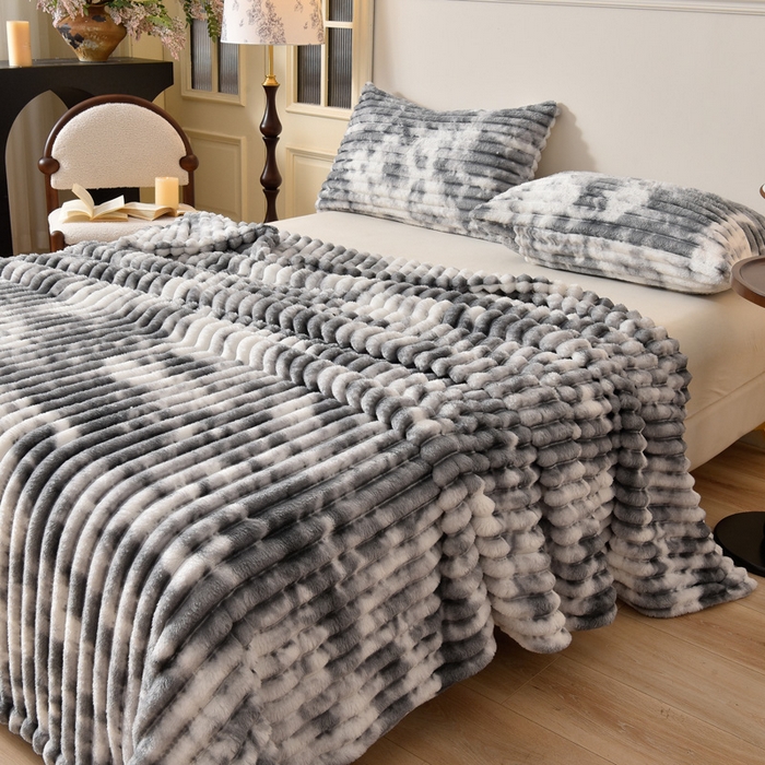 91家纺网 家纺一手货源 找家纺 圣靓 2025新款高克重牛奶绒抽条毛毯 水墨灰