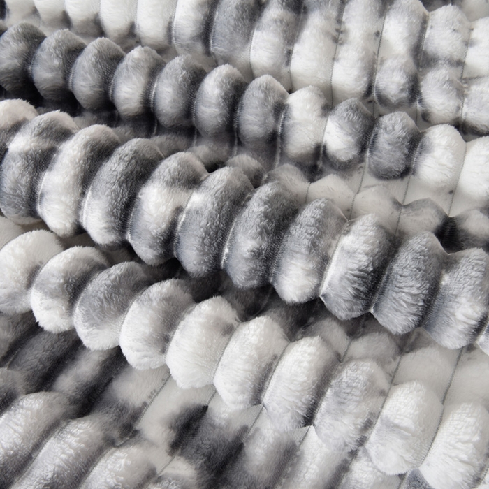 91家纺网 家纺一手货源 找家纺 圣靓 2025新款高克重牛奶绒抽条毛毯 水墨灰