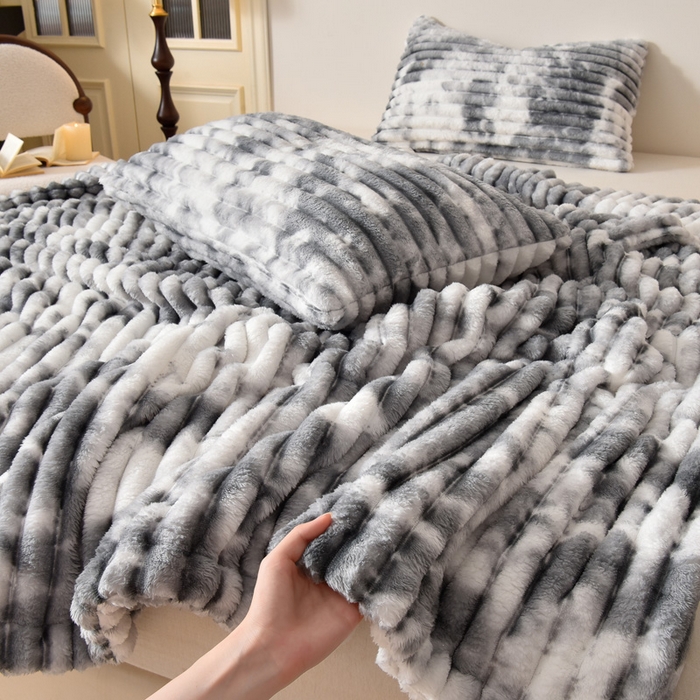 91家纺网 家纺一手货源 找家纺 圣靓 2025新款高克重牛奶绒抽条毛毯 水墨灰