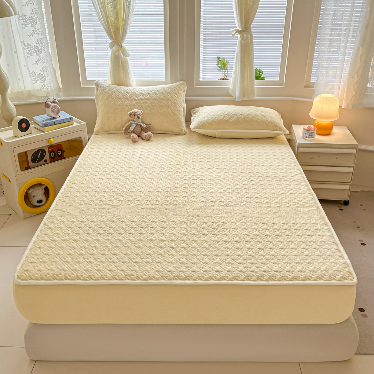 91家纺网 家纺一手货源 找家纺 卡伦家纺 2025新款抗菌雕花牛奶绒千鸟格夹棉床笠系列 千鸟格床笠-黄