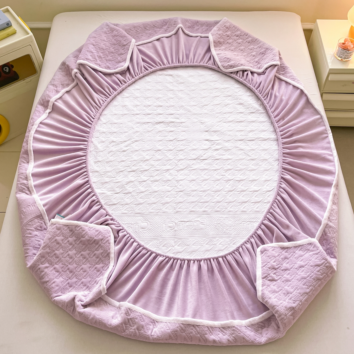 91家纺网 家纺一手货源 找家纺 卡伦家纺 2025新款抗菌雕花牛奶绒千鸟格夹棉床笠系列 千鸟格床笠-紫