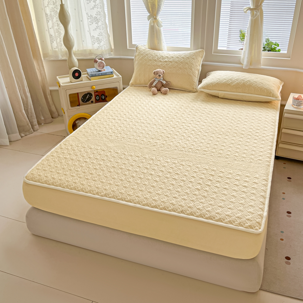 91家纺网 家纺一手货源 找家纺 卡伦家纺 2025新款抗菌雕花牛奶绒千鸟格夹棉床笠系列 千鸟格床笠-黄