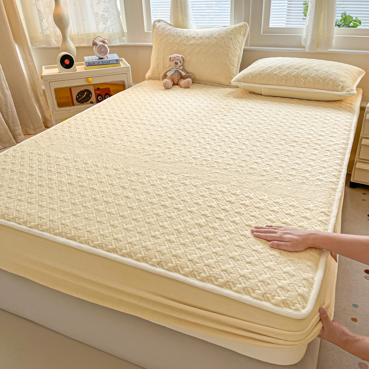 91家纺网 家纺一手货源 找家纺 卡伦家纺 2025新款抗菌雕花牛奶绒千鸟格夹棉床笠系列 千鸟格床笠-黄