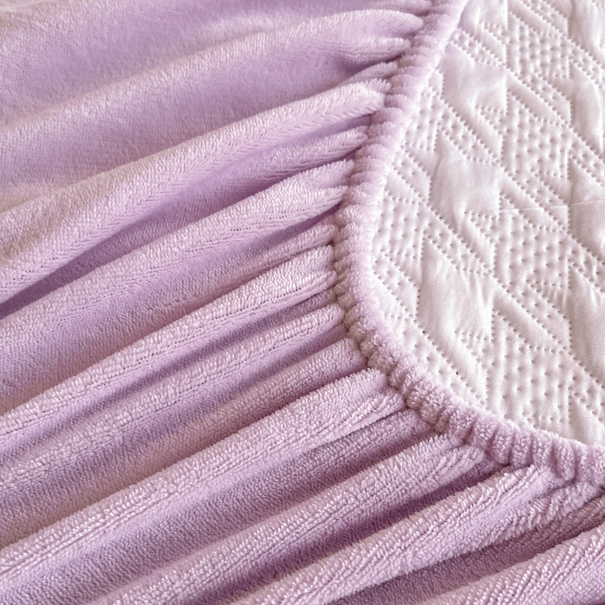 91家纺网 家纺一手货源 找家纺 卡伦家纺 2025新款抗菌雕花牛奶绒千鸟格夹棉床笠系列 千鸟格床笠-紫