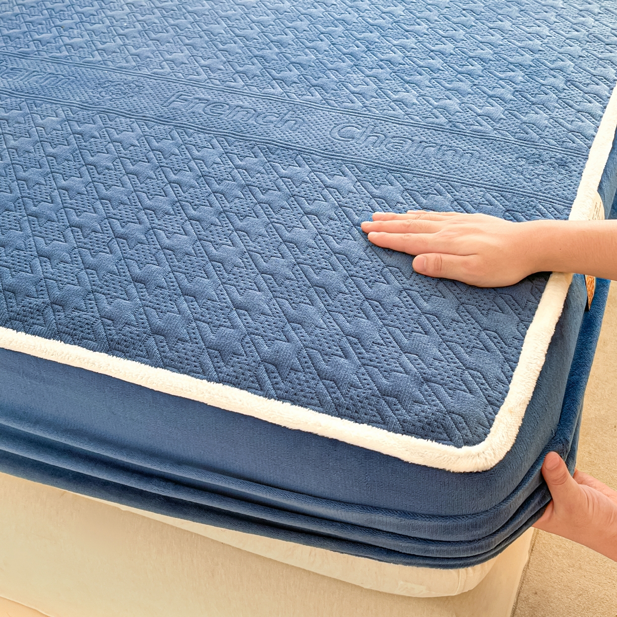 91家纺网 家纺一手货源 找家纺 卡伦家纺 2025新款抗菌雕花牛奶绒千鸟格夹棉床笠系列 千鸟格床笠-蓝