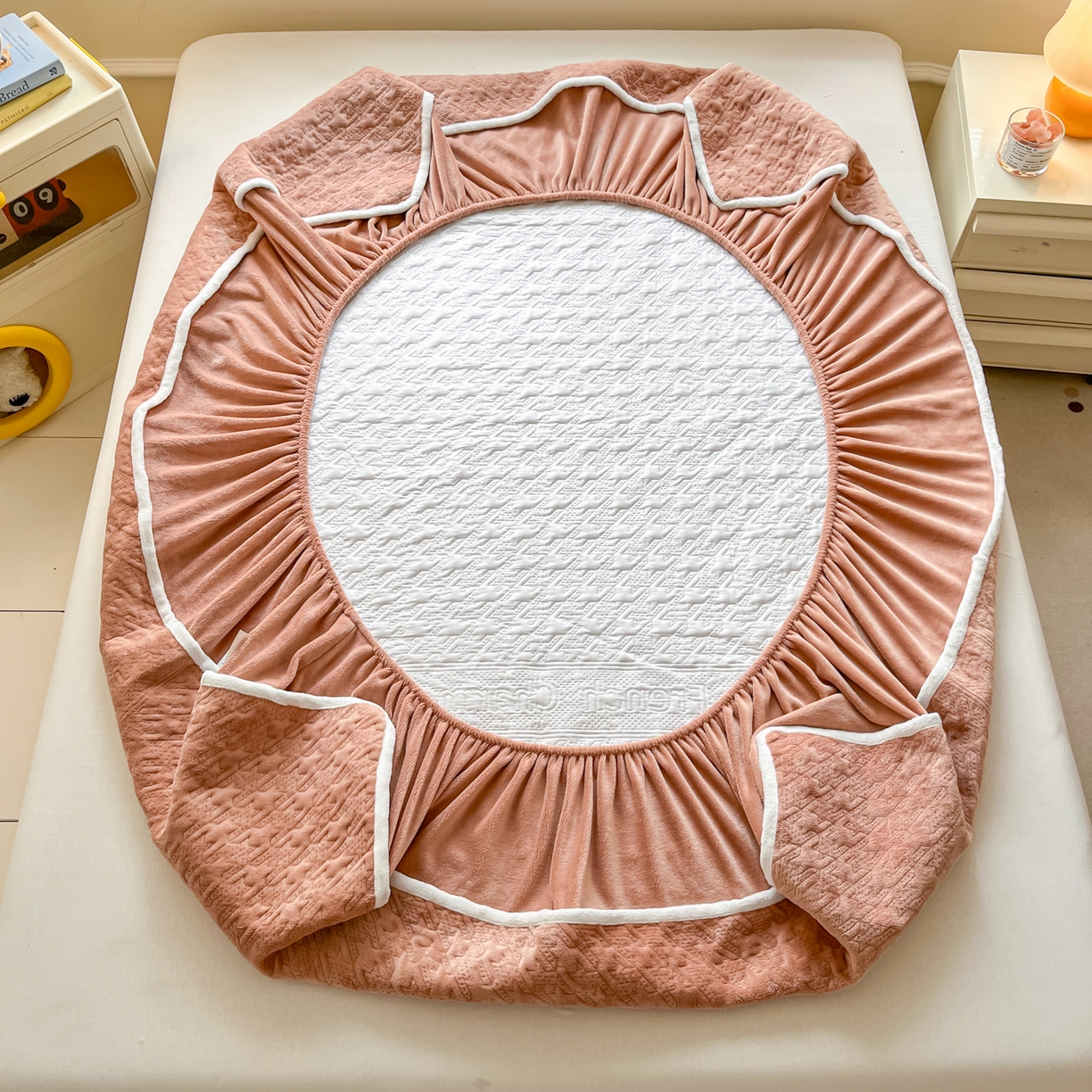 91家纺网 家纺一手货源 找家纺 卡伦家纺 2025新款抗菌雕花牛奶绒千鸟格夹棉床笠系列 千鸟格床笠-暖橙