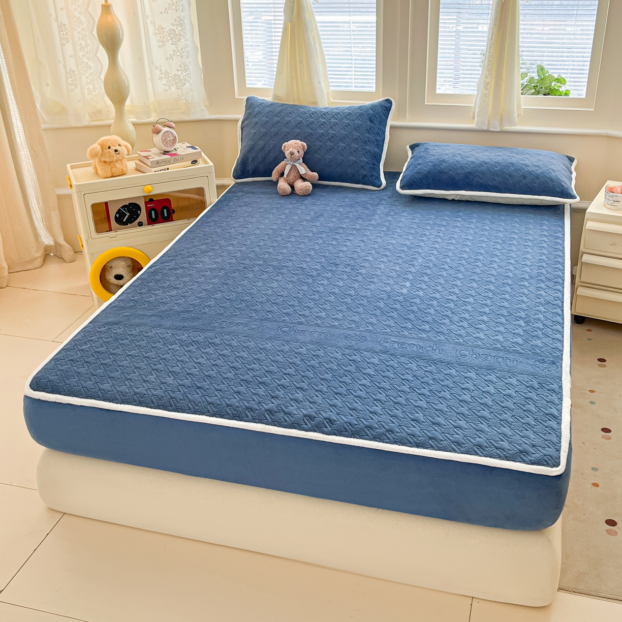 91家纺网 家纺一手货源 找家纺 卡伦家纺 2025新款抗菌雕花牛奶绒千鸟格夹棉床笠系列 千鸟格床笠-蓝