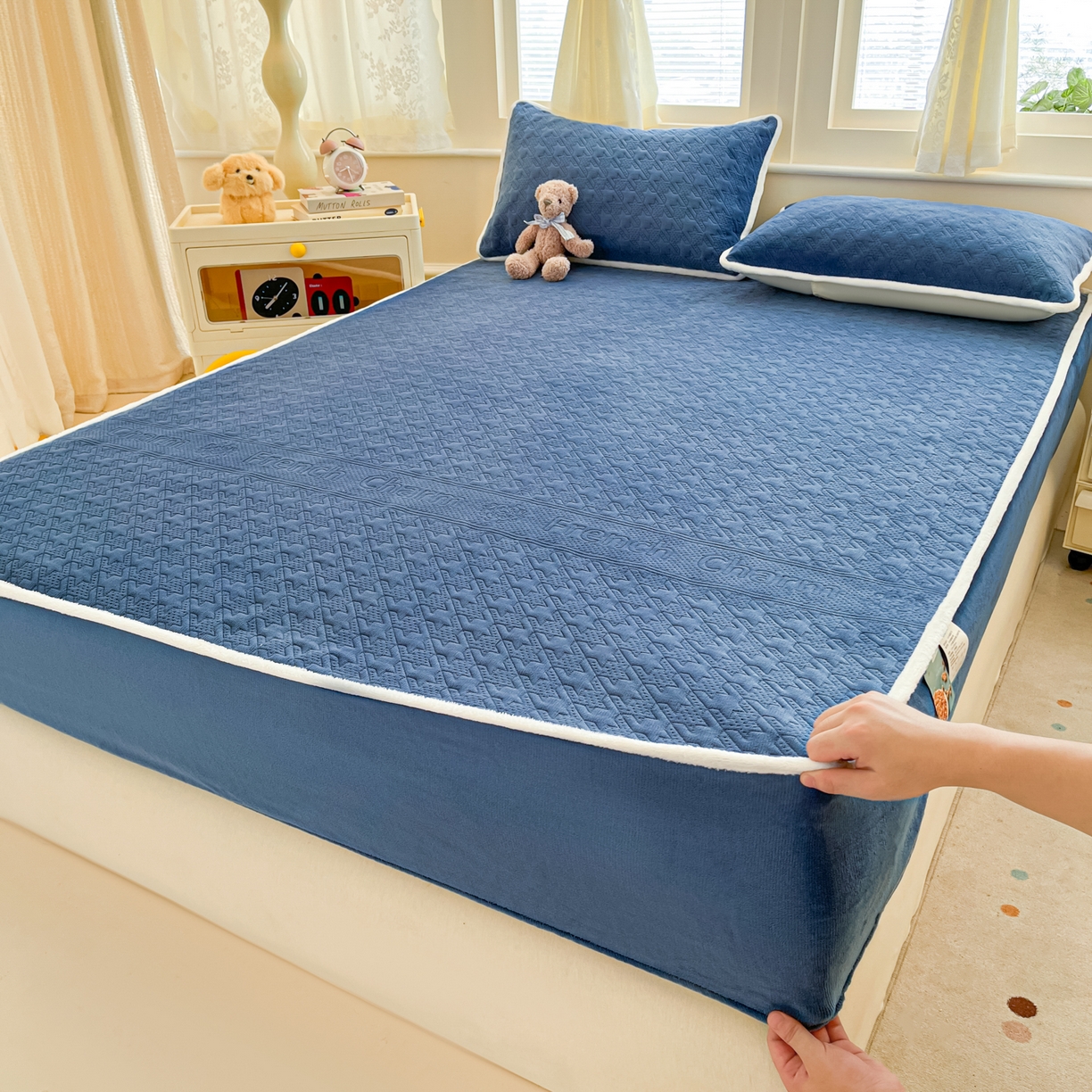 91家纺网 家纺一手货源 找家纺 卡伦家纺 2025新款抗菌雕花牛奶绒千鸟格夹棉床笠系列 千鸟格床笠-蓝