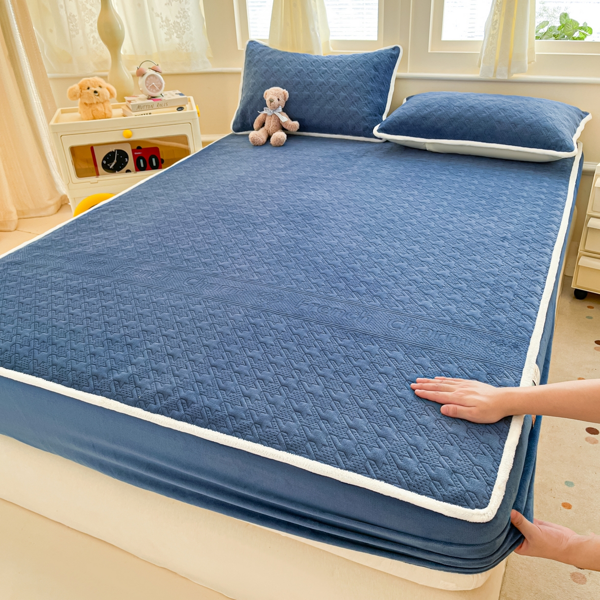 91家纺网 家纺一手货源 找家纺 卡伦家纺 2025新款抗菌雕花牛奶绒千鸟格夹棉床笠系列 千鸟格床笠-蓝