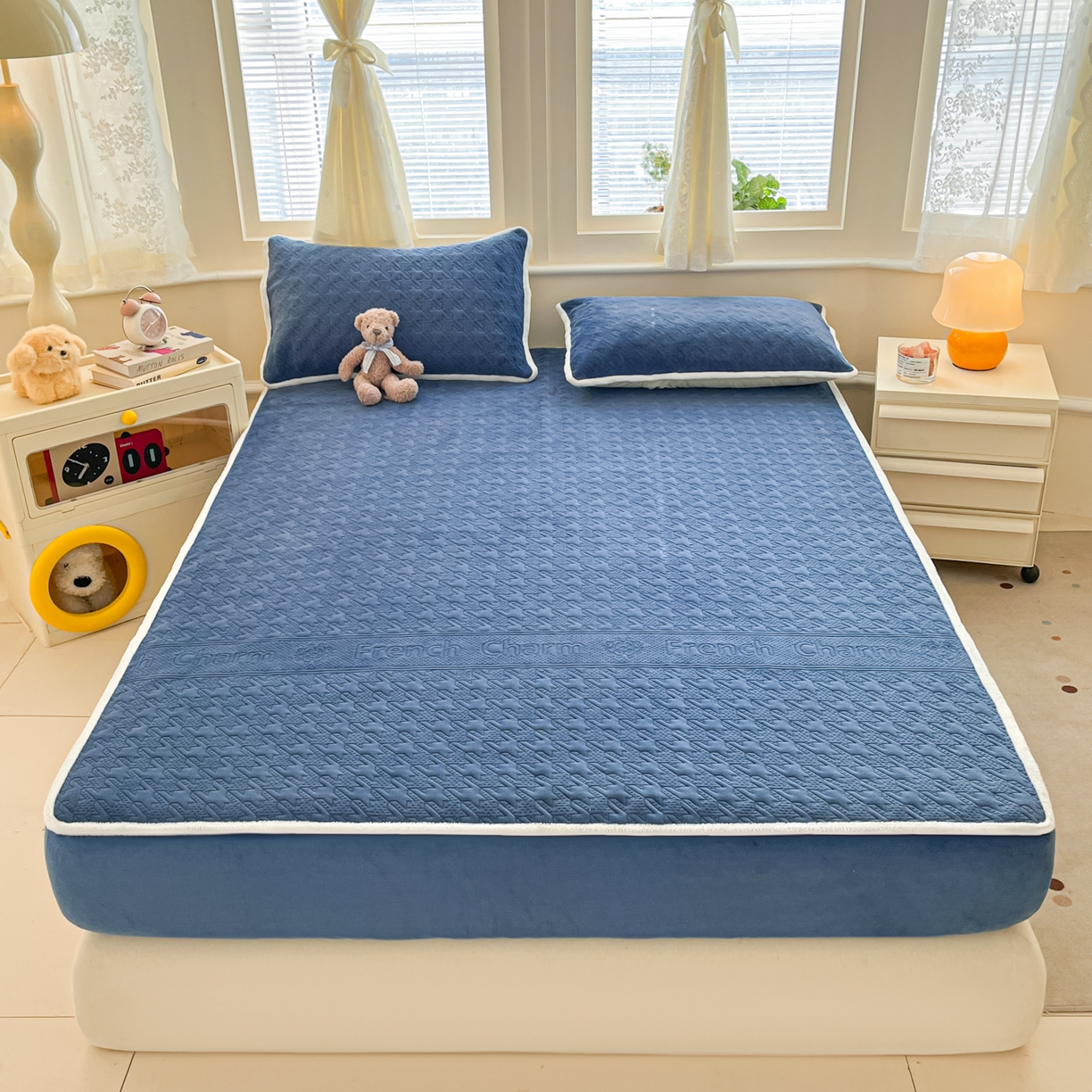 91家纺网 家纺一手货源 找家纺 卡伦家纺 2025新款抗菌雕花牛奶绒千鸟格夹棉床笠系列 千鸟格床笠-蓝