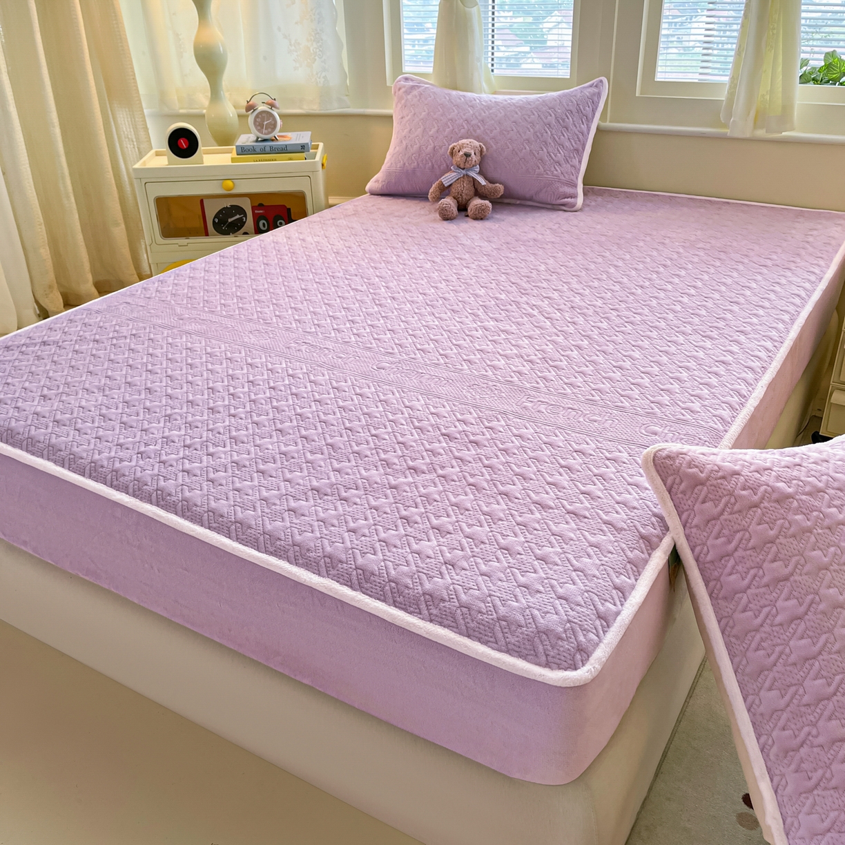 91家纺网 家纺一手货源 找家纺 卡伦家纺 2025新款抗菌雕花牛奶绒千鸟格夹棉床笠系列 千鸟格床笠-紫