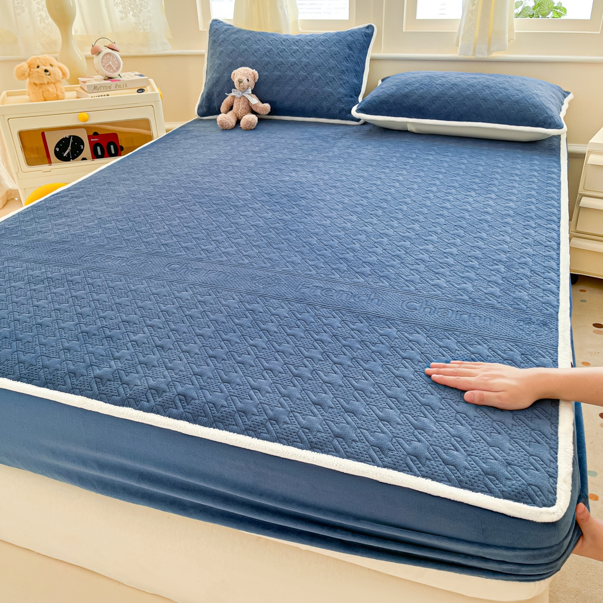 91家纺网 家纺一手货源 找家纺 卡伦家纺 2025新款抗菌雕花牛奶绒千鸟格夹棉床笠系列 千鸟格床笠-蓝