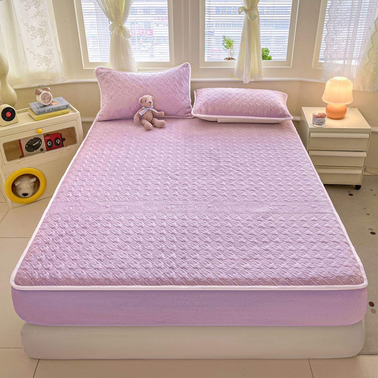 91家纺网 家纺一手货源 找家纺 卡伦家纺 2025新款抗菌雕花牛奶绒千鸟格夹棉床笠系列 千鸟格床笠-紫