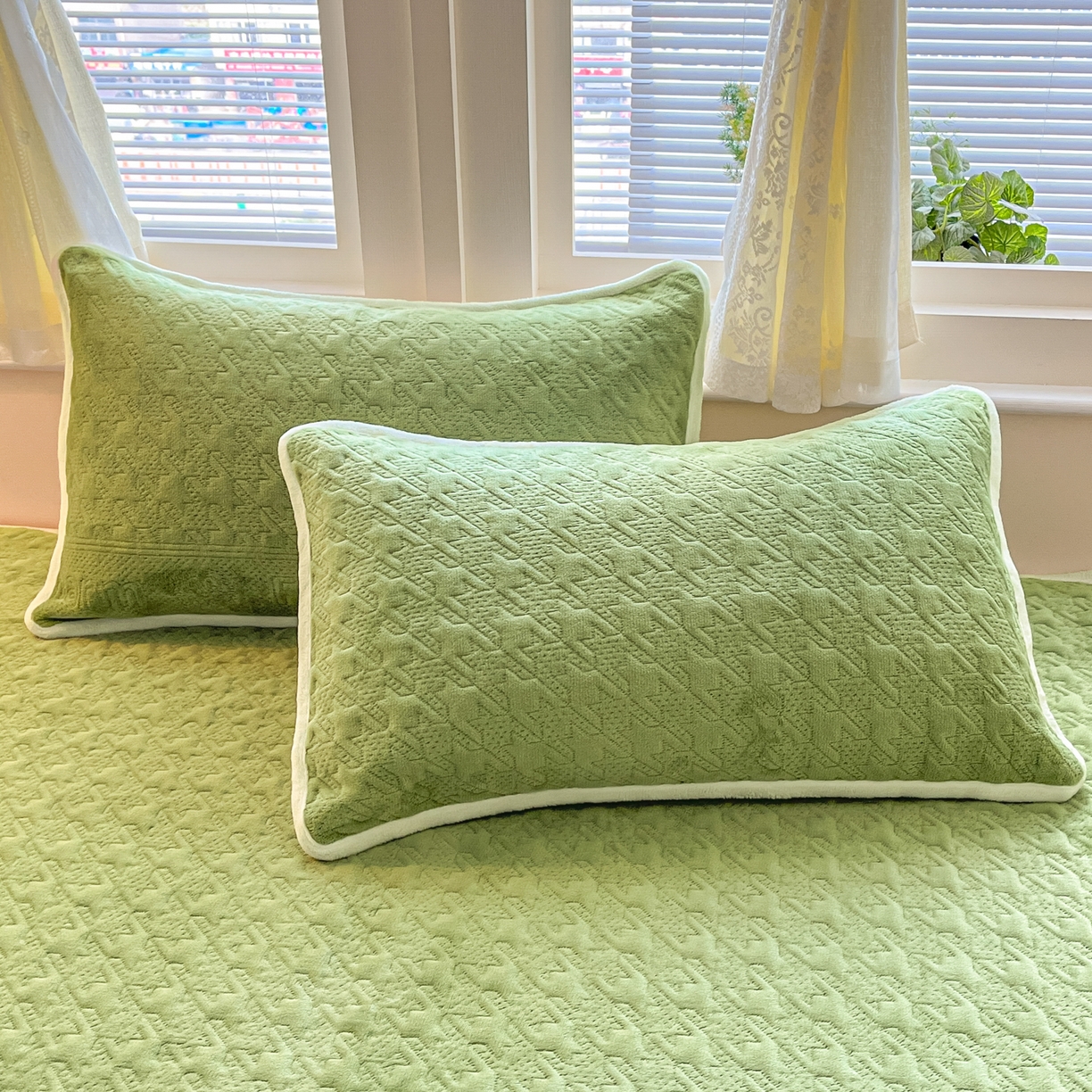 91家纺网 家纺一手货源 找家纺 卡伦家纺 2025新款抗菌雕花牛奶绒千鸟格夹棉床笠系列 千鸟格床笠-绿