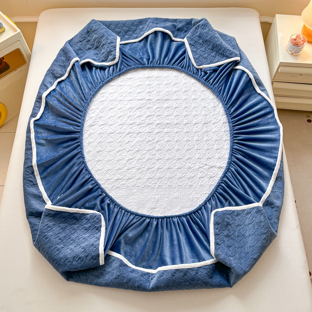 91家纺网 家纺一手货源 找家纺 卡伦家纺 2025新款抗菌雕花牛奶绒千鸟格夹棉床笠系列 千鸟格床笠-蓝