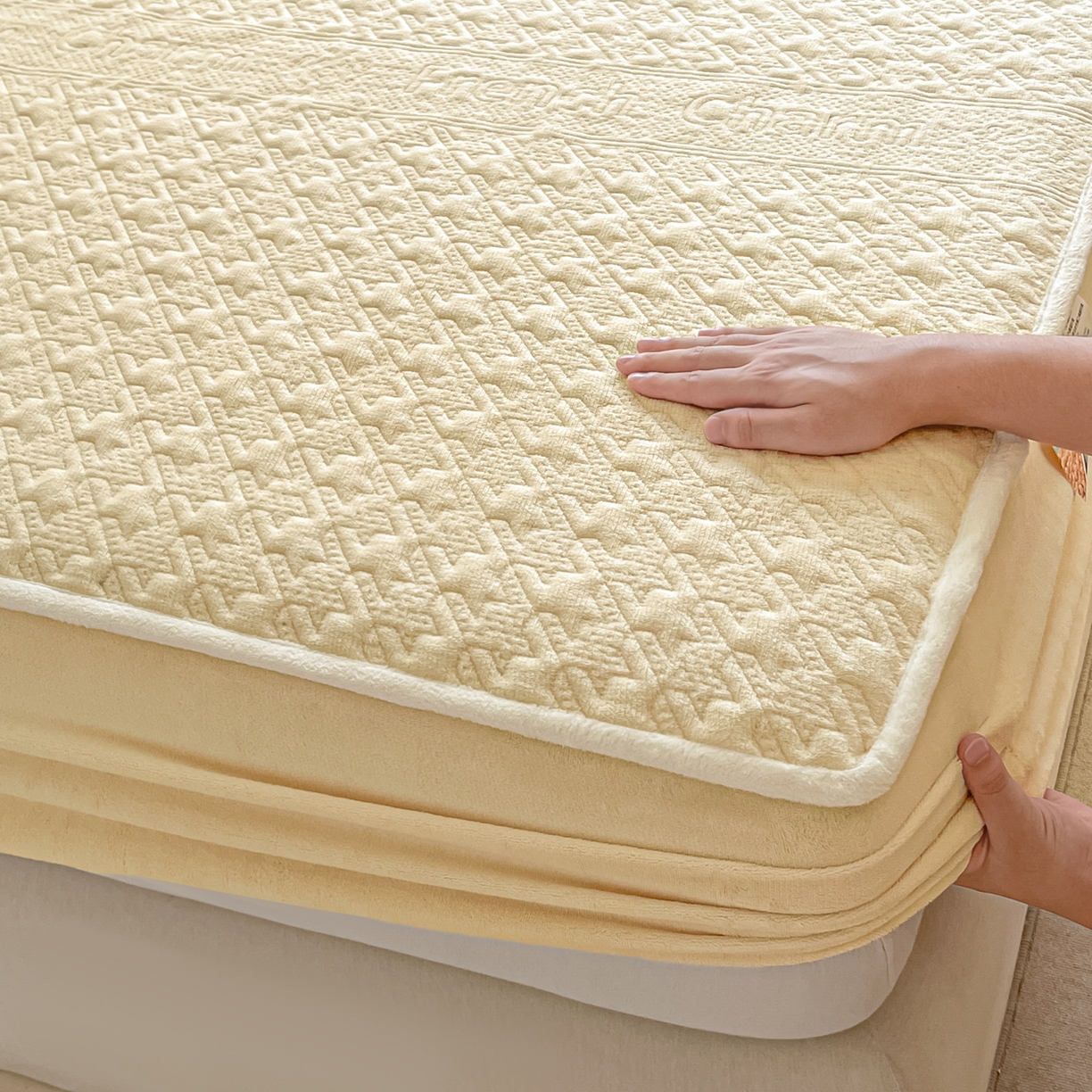 91家纺网 家纺一手货源 找家纺 卡伦家纺 2025新款抗菌雕花牛奶绒千鸟格夹棉床笠系列 千鸟格床笠-黄