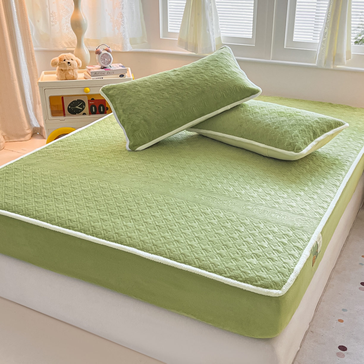 91家纺网 家纺一手货源 找家纺 卡伦家纺 2025新款抗菌雕花牛奶绒千鸟格夹棉床笠系列 千鸟格床笠-绿