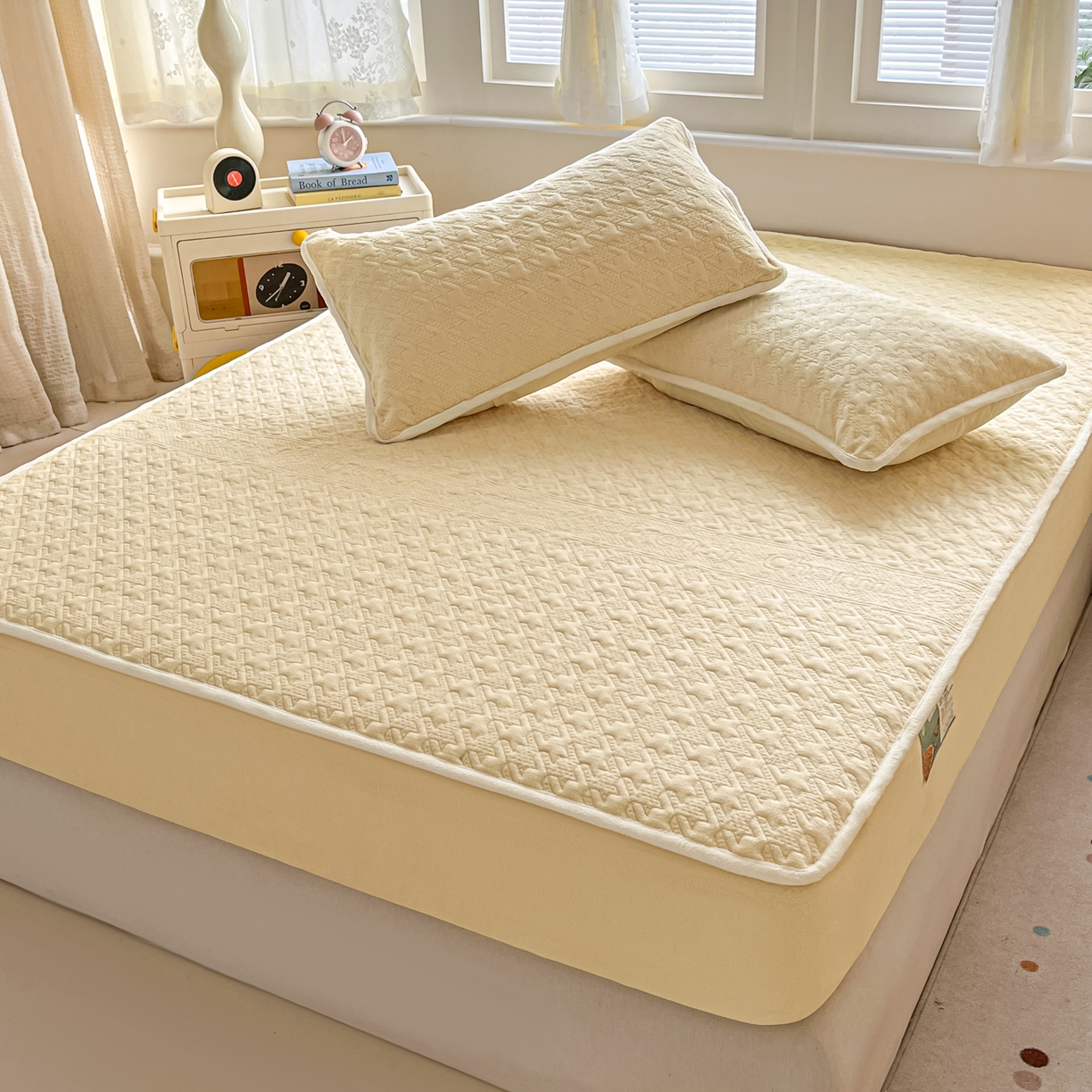 91家纺网 家纺一手货源 找家纺 卡伦家纺 2025新款抗菌雕花牛奶绒千鸟格夹棉床笠系列 千鸟格床笠-黄