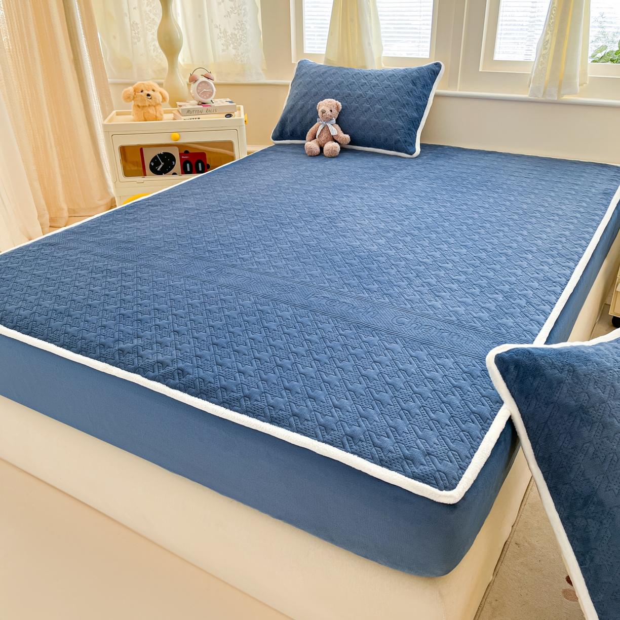 91家纺网 家纺一手货源 找家纺 卡伦家纺 2025新款抗菌雕花牛奶绒千鸟格夹棉床笠系列 千鸟格床笠-蓝