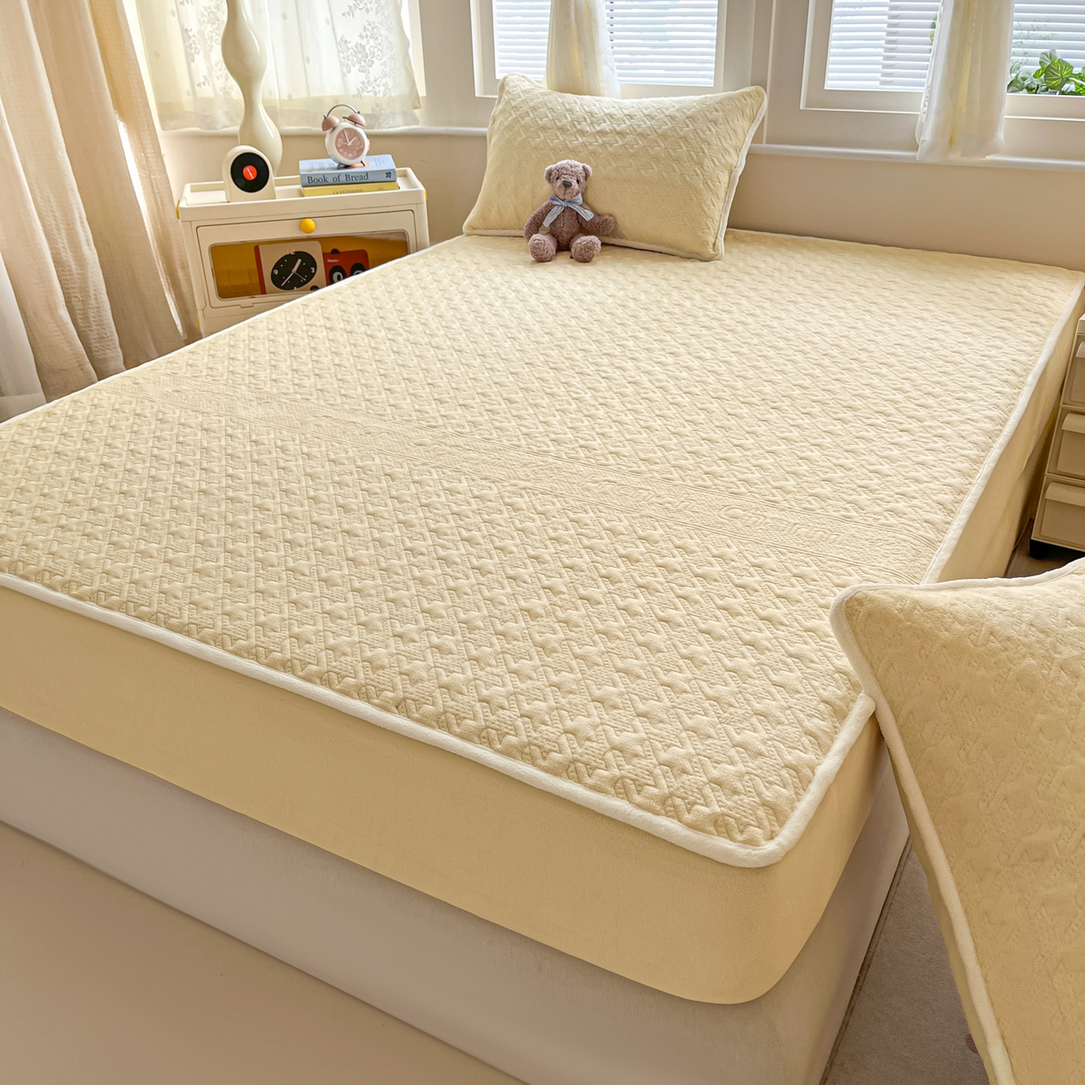 91家纺网 家纺一手货源 找家纺 卡伦家纺 2025新款抗菌雕花牛奶绒千鸟格夹棉床笠系列 千鸟格床笠-黄