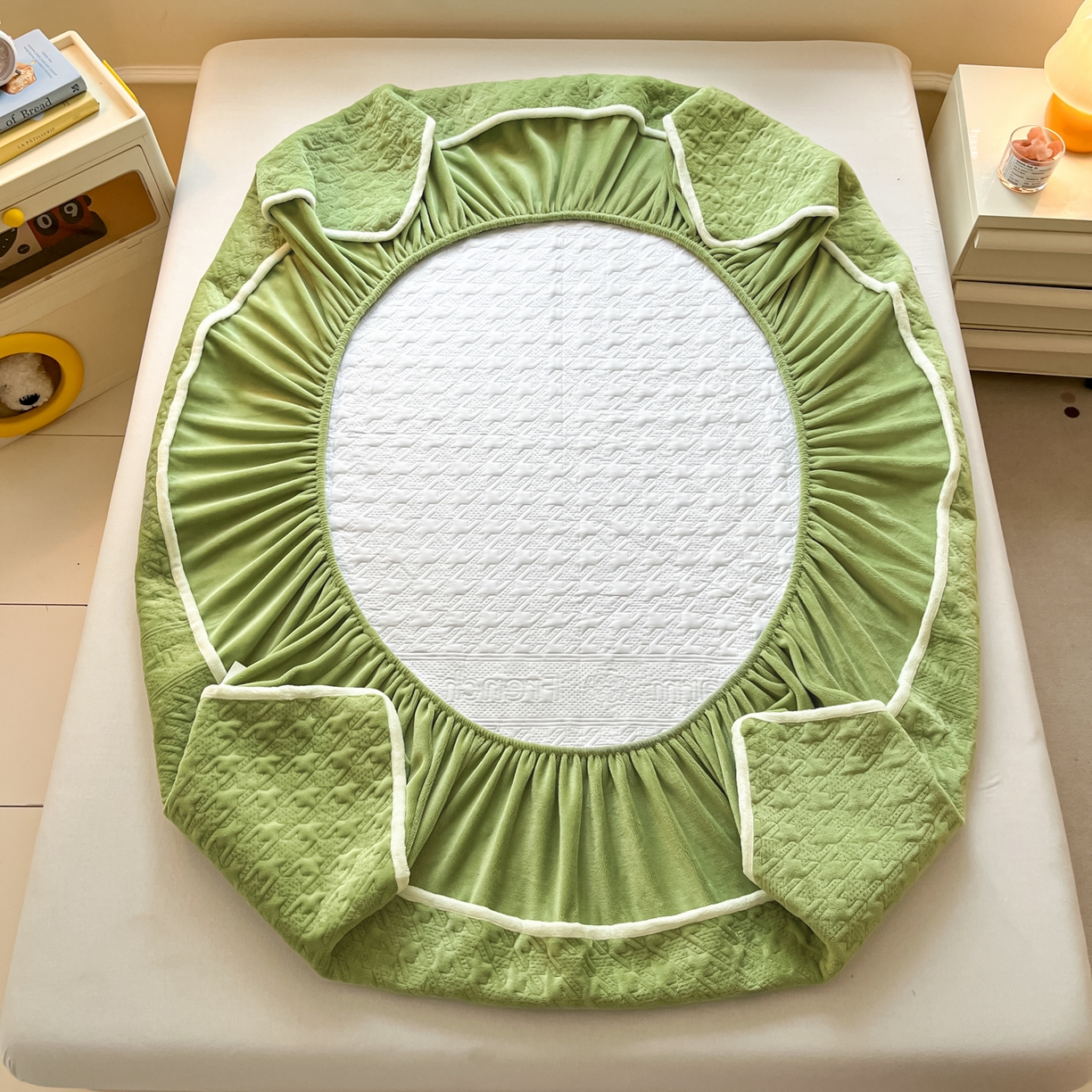 91家纺网 家纺一手货源 找家纺 卡伦家纺 2025新款抗菌雕花牛奶绒千鸟格夹棉床笠系列 千鸟格床笠-绿