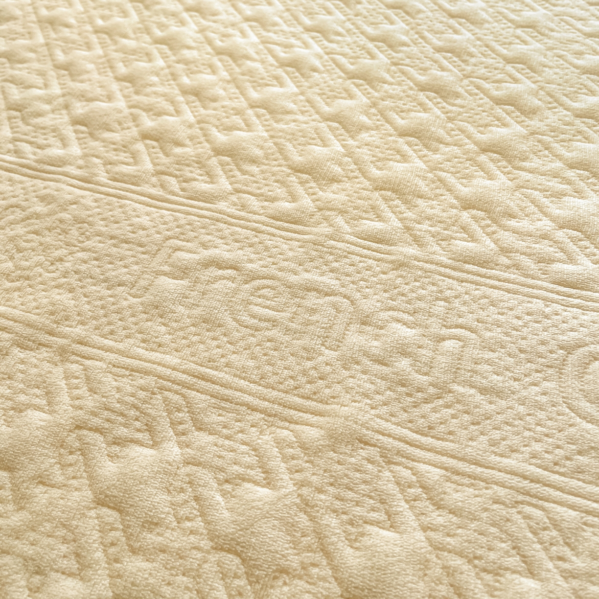 91家纺网 家纺一手货源 找家纺 卡伦家纺 2025新款抗菌雕花牛奶绒千鸟格夹棉床笠系列 千鸟格床笠-黄