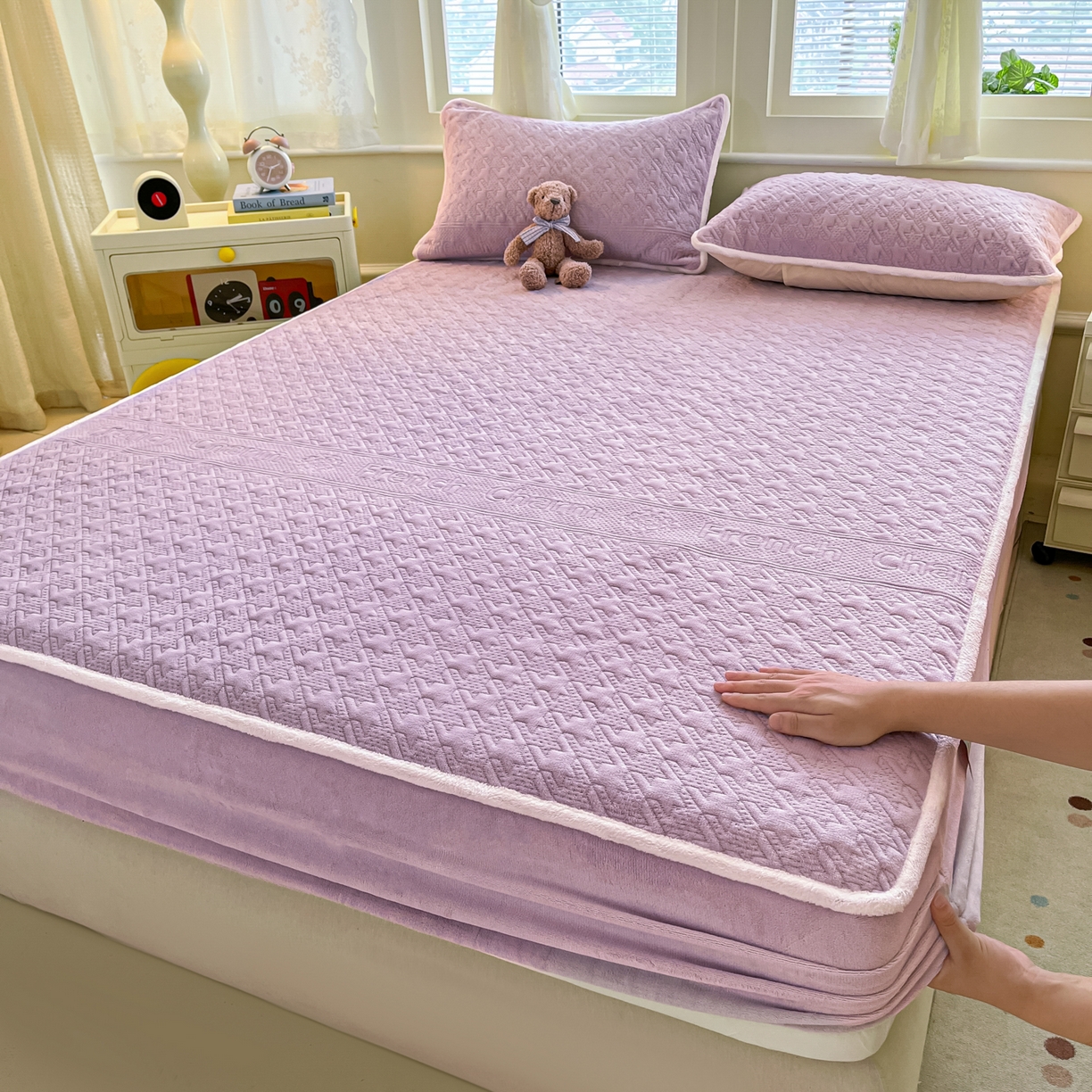 91家纺网 家纺一手货源 找家纺 卡伦家纺 2025新款抗菌雕花牛奶绒千鸟格夹棉床笠系列 千鸟格床笠-紫