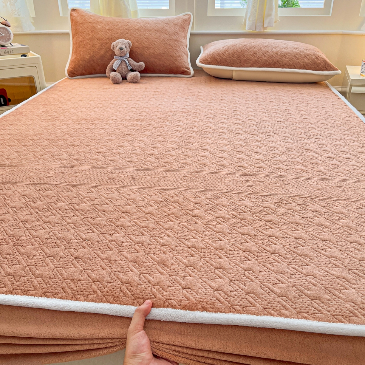 91家纺网 家纺一手货源 找家纺 卡伦家纺 2025新款抗菌雕花牛奶绒千鸟格夹棉床笠系列 千鸟格床笠-暖橙