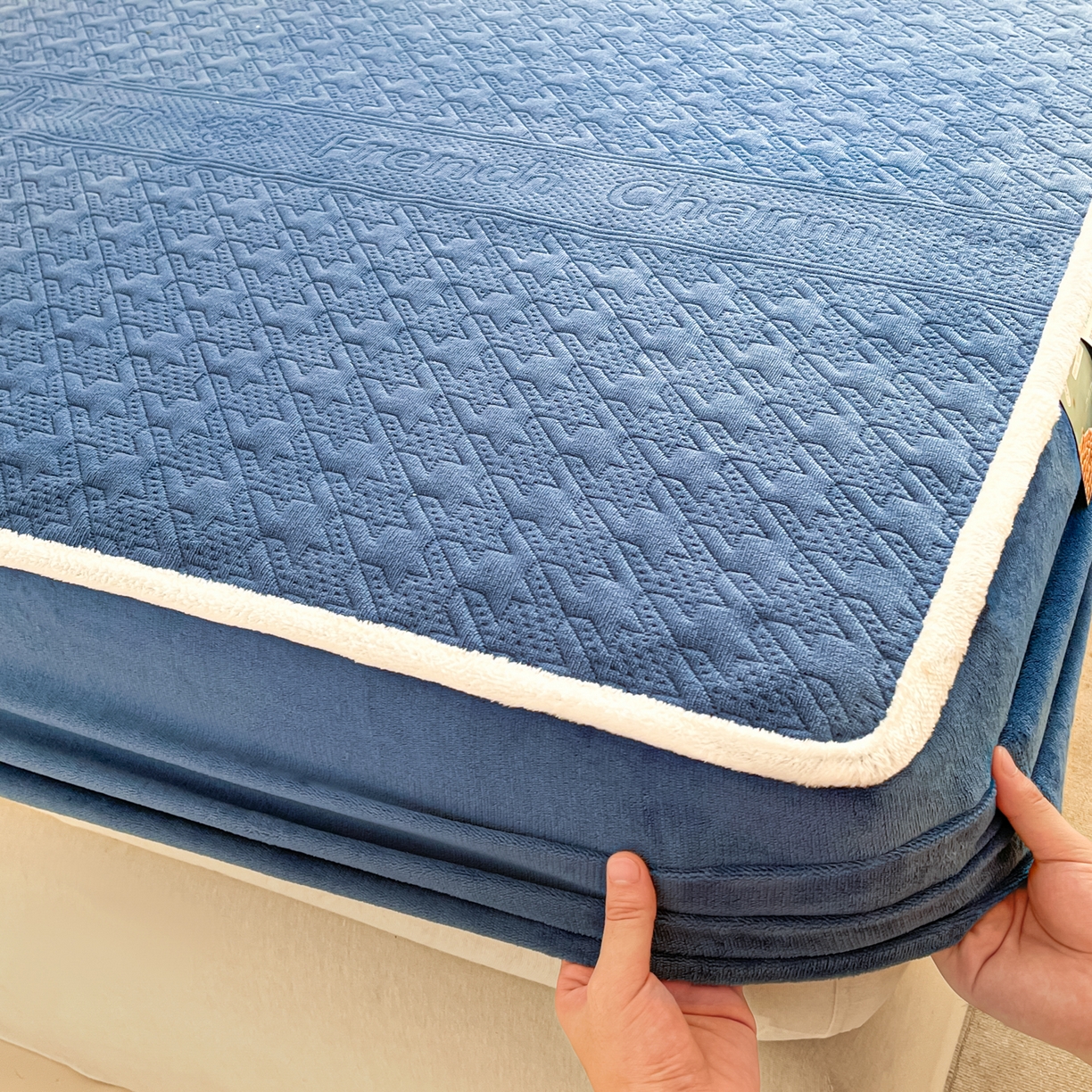 91家纺网 家纺一手货源 找家纺 卡伦家纺 2025新款抗菌雕花牛奶绒千鸟格夹棉床笠系列 千鸟格床笠-蓝