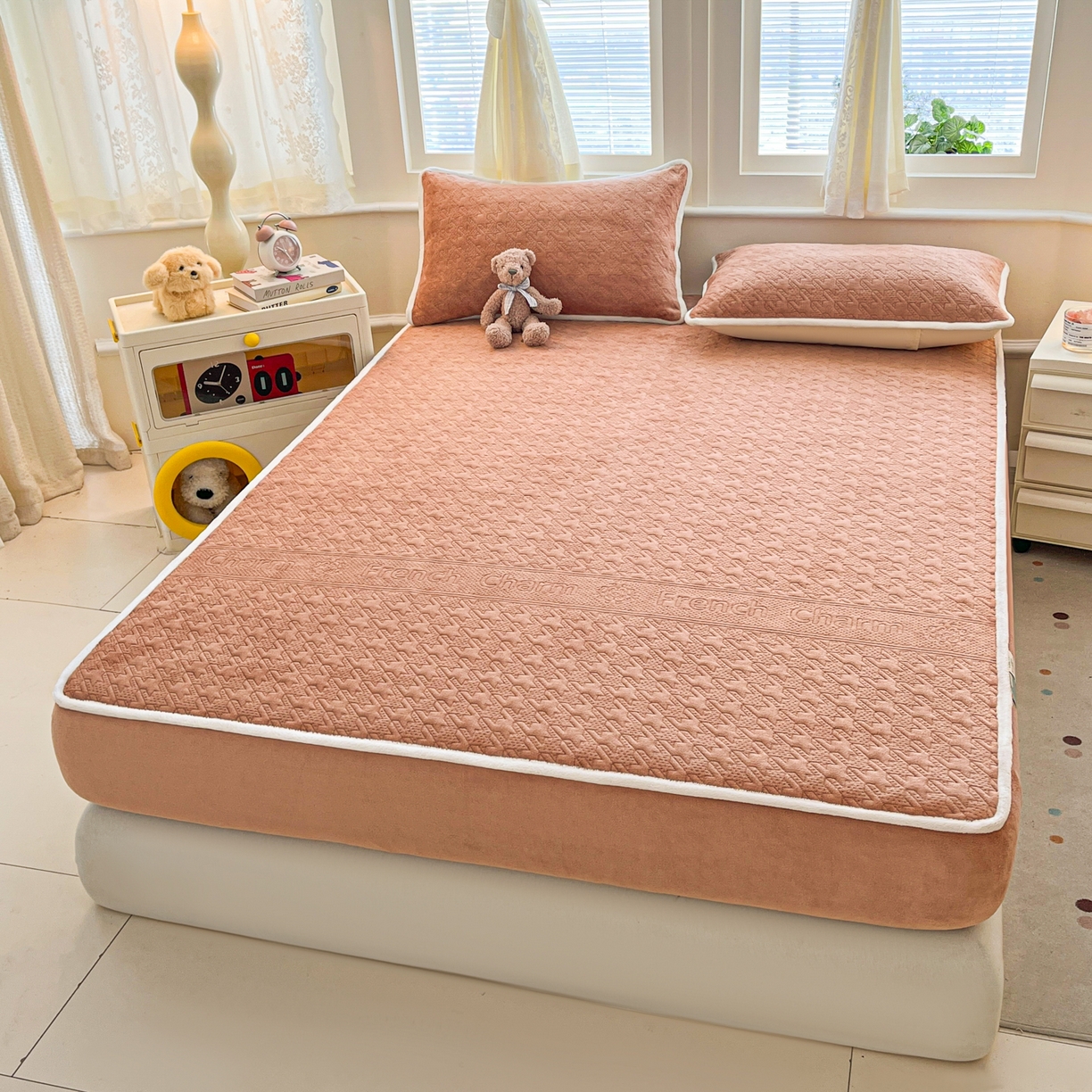 91家纺网 家纺一手货源 找家纺 卡伦家纺 2025新款抗菌雕花牛奶绒千鸟格夹棉床笠系列 千鸟格床笠-暖橙