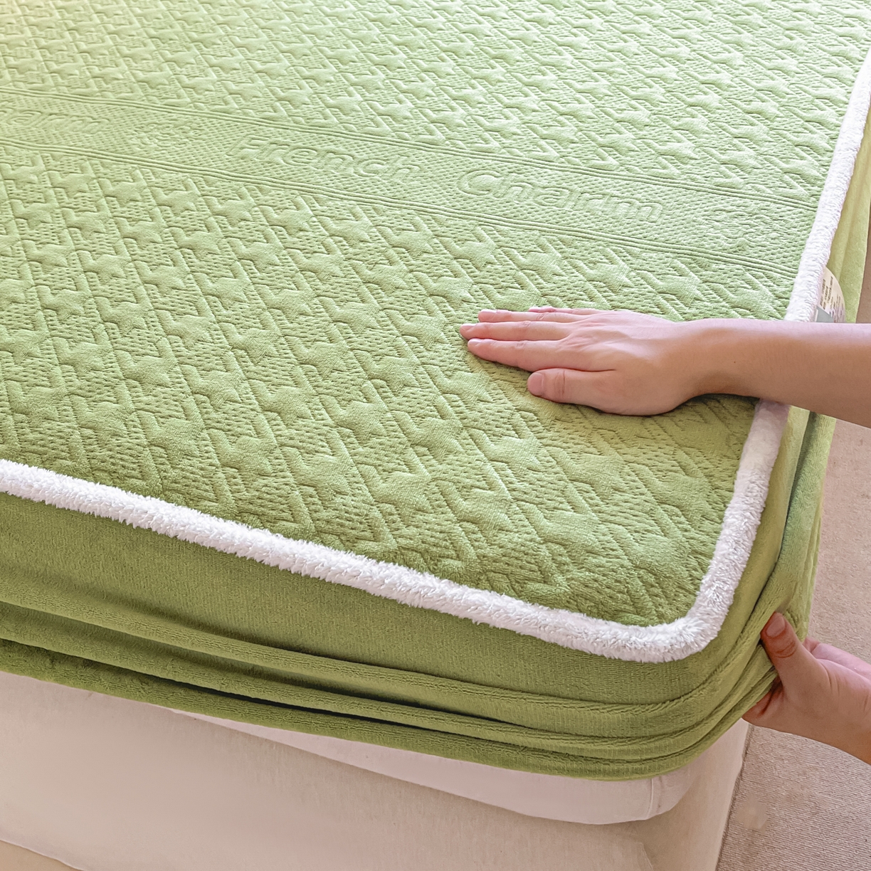 91家纺网 家纺一手货源 找家纺 卡伦家纺 2025新款抗菌雕花牛奶绒千鸟格夹棉床笠系列 千鸟格床笠-绿