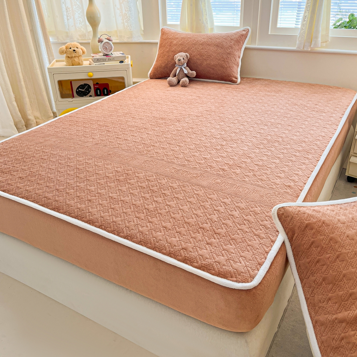 91家纺网 家纺一手货源 找家纺 卡伦家纺 2025新款抗菌雕花牛奶绒千鸟格夹棉床笠系列 千鸟格床笠-暖橙